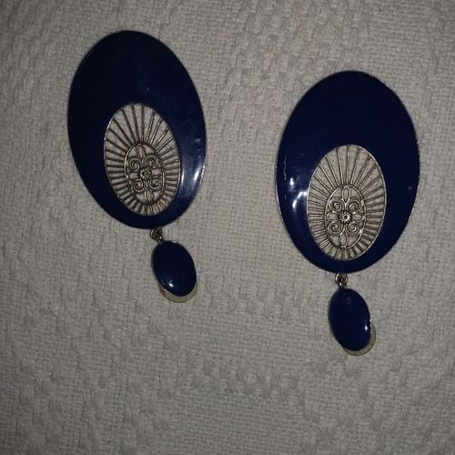 brinco oval azul metal 7,6cm