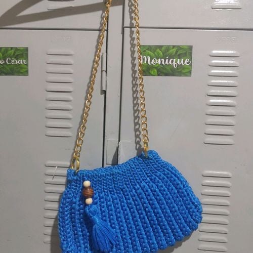 bolsa de crochê azul com alça de corrente