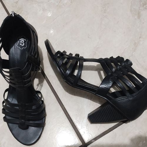 sandália gladiadora preta salto bloco 38