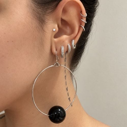 brinco argola prata com esfera preta