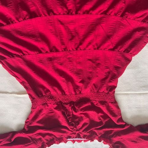 vestido vermelho acinturado