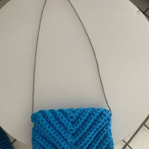 bolsa de crochê azul com alça