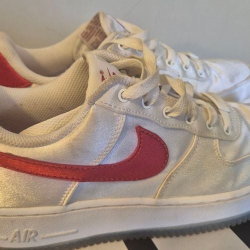 tênis nike air force 1 cetim branco vermelho 37