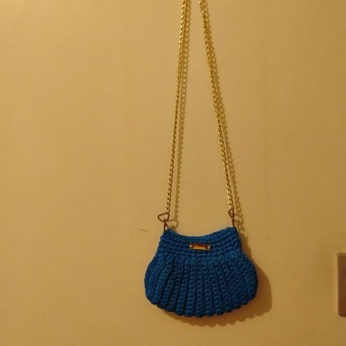 bolsa pequena de crochê azul alça corrente dourada