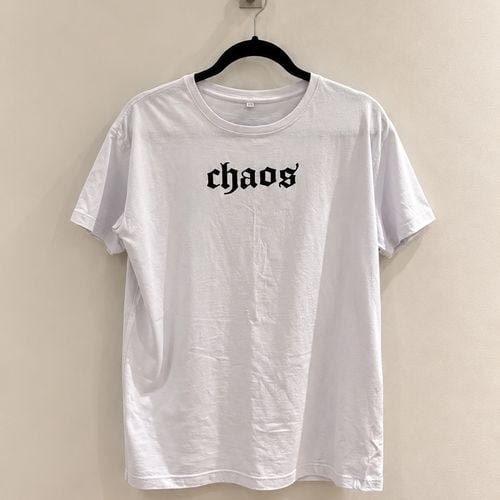 camiseta básica unissex shein branca chaos g