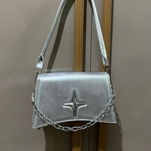 bolsa transversal prateada com corrente